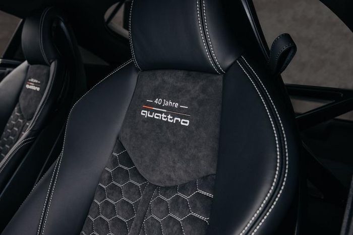 Hàng ghế thứ 2 được Audi loại bỏ và thay thế bằng khung gia cường làm tự sợi carbon. Tinh chỉnh này giúp chiếc TT RS 40 nhẹ hơn bản TT RS Coupé khoảng 16 kg, đồng thời khả năng chịu vặn xoắn của thân xe cũng được cải thiện tốt hơn.