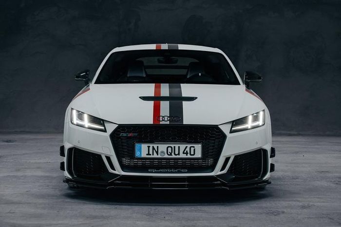 Chiếc Audi TT RS 40 đặc biệt này sở hữu màu sơn trắng chủ đạo kết hợp với họa tiết sọc 3 màu đỏ-xám-đen đại diện cho Audi Sport GmbH, bộ phận sản xuất xe thể thao của hãng xe Đức. Diện mạo của xe hầm hố hơn với bộ hướng gió phía dưới gầm và các cánh gió 2 bên cản trước. Trên nắp capo có thêm một lỗ hút gió cho họng nạp của động cơ. Lưới tản nhiệt và hốc hút gió dạng tổ ong sơn tối màu.