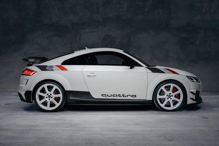 Các thông số trên giúp chiếc xe thể thao Audi TT RS có khả năng tăng tốc 0-100 km/h trong 3,7 giây. Vận tốc tối đa được nhà sản xuất giới hạn ở mức 280 km/h.