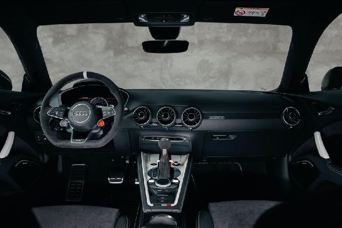 Nội thất của Audi TT RS 40 mang tông màu đen chủ đạo và được trang trí bởi các họa tiết trắng, đỏ tương phản. Vô-lăng và cần số được bọc da Alcantara cao cấp trong khi ghế ngồi thể thao phủ da Nappa.