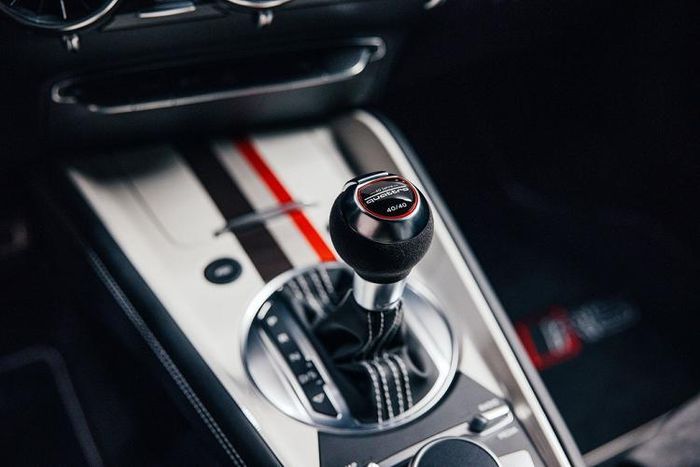 Cung cấp sức mạnh cho Audi TT RS 40 là động cơ tăng áp I5 2.5L TFSI với công suất tối đa 394 mã lực, mô-men xoắn cực đại 480 Nm. Kết hợp với hộp số tự động S Tronic 7 cấp là hệ dẫn động 4 bánh toàn thời gian quattro.