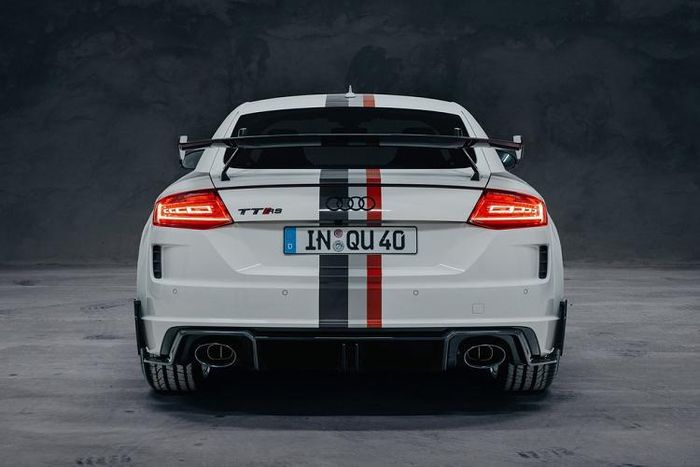 Cánh lướt gió của TT RS 40 có kích thước to hơn model TT RS Coupé giúp cải thiện tính khí động học cho xe. Cản sau cũng được bổ sung thêm các mảng ốp trang trí tối màu, kết hợp với cụm 2 ống xả hình oval giúp đuôi xe đẹp mắt hơn.