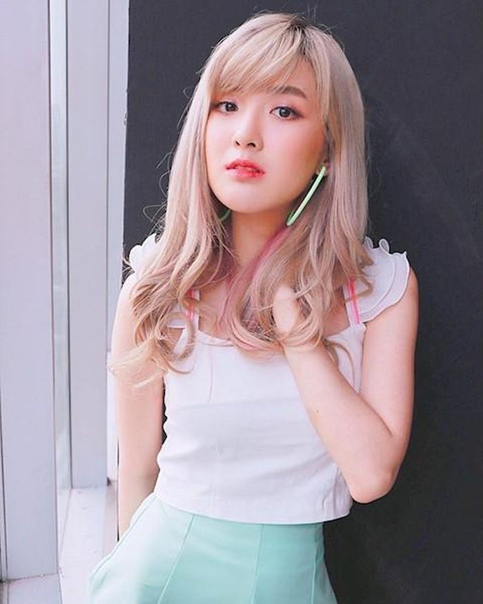 Cô nàng có thể chơi tốt khá nhiều tựa game khác nhau, đặc biệt là Liên Quân Mobile, cô còn được mời làm MC của giải RPL tại Thái Lan.