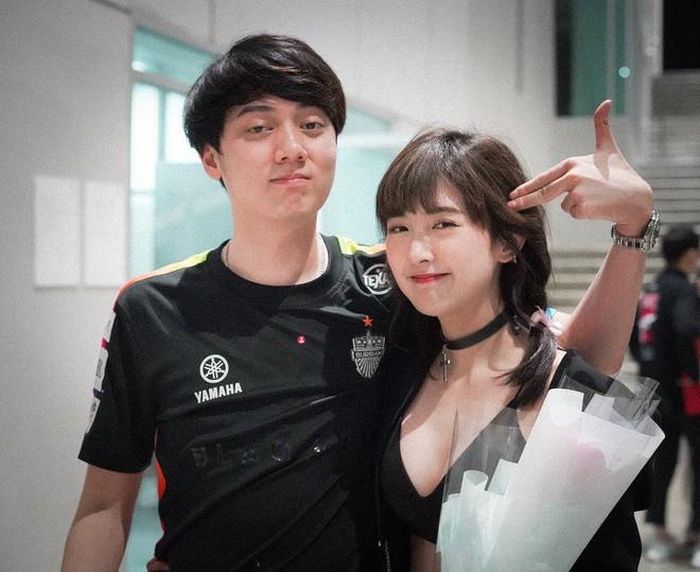 Nữ streamer xinh đẹp còn được chú ý khi công khai hẹn hò với game thủ Wanoiz - cũng là một cái tên nổi bật trong cộng đồng thể thao điện tử Thái Lan.