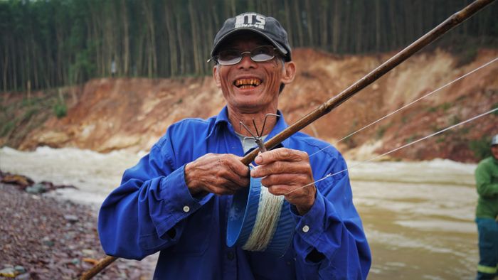 Đi đánh cá từ sáng tới chiều, ông Lê Văn Tĩnh (trú xã Cẩm Mỹ, huyện Cẩm Xuyên) đã bắt được nhiều con cá, chủ yếu là cá mè, cá chép, cá trắm. “Đây là cơ hội hiếm có, cá trong hồ chảy theo nước xả lũ ra rất nhiều. Những ngày này tôi đều lên đây để bắt cá”, ông Tĩnh nói.