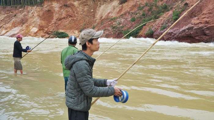 Những dụng cụ chủ yếu người dân bắt cá là các cần câu có gắn móc sắn nhưng không cần mồi câu.