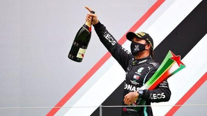 Vượt Michael Schumache, Lewis Hamilton tạo dựng một kỷ lục thắng chặng mới