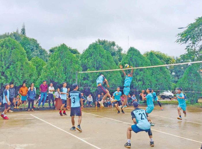 Trận thi đấu bóng chuyền giữa 2 xã Glar và A Dơk tại Giải bóng chuyền truyền thống huyện Đak Đoa năm 2020. Ảnh: Hoành Sơn