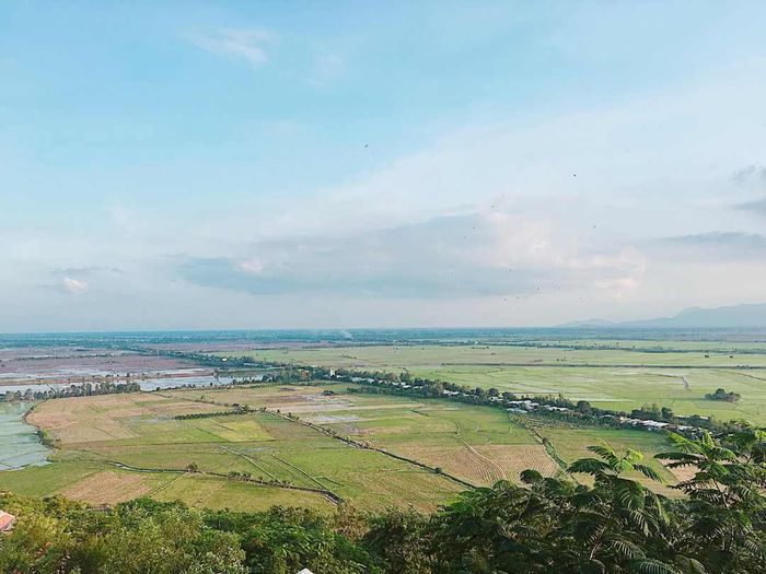 Khung cảnh yên bình nhìn từ núi Sam. Ảnh: N.K.