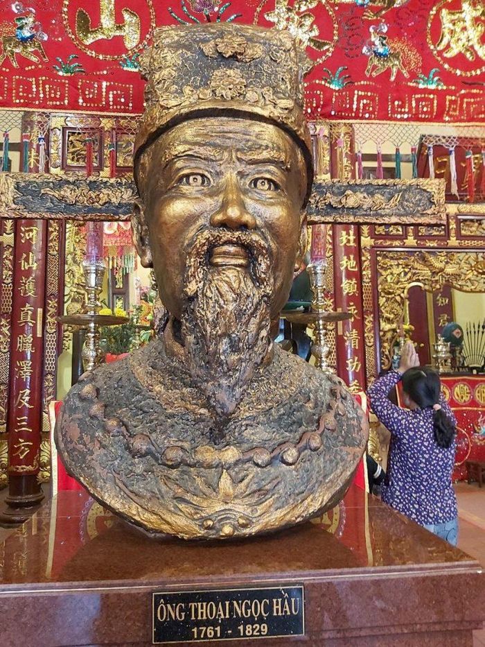 Tượng thờ vị Thống chế Nguyễn Văn Thoại. Ảnh: Dương Thủy