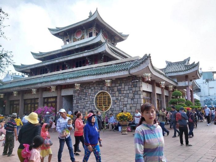 Người dân viếng miễu Bà Chúa Xứ. Ảnh: Dương Thủy