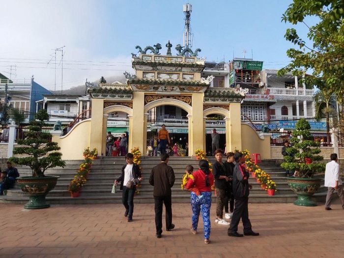 Cổng vào khu vực miễu Bà Chúa Xứ. Ảnh: Dương Thủy