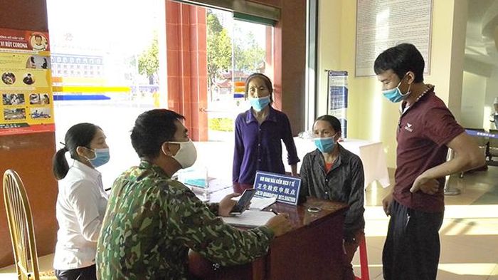 Tiến hành lấy lời khai các công dân được trao trả.
