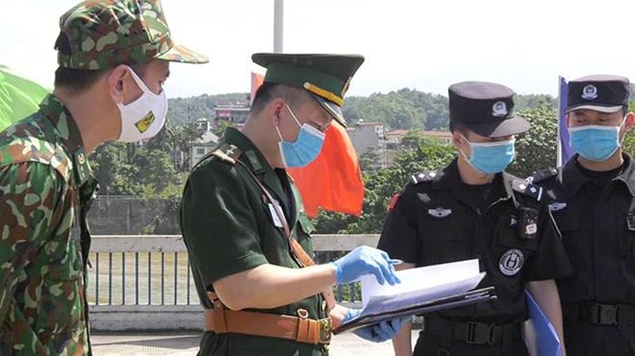 Ký kết biên bản tiếp nhận công dân.