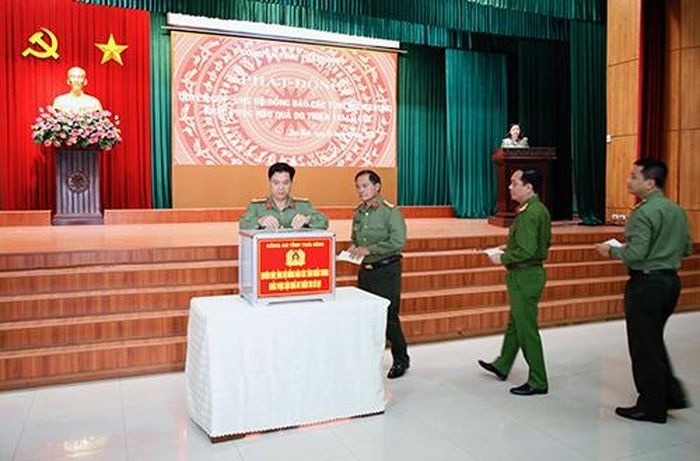 Các đồng chí lãnh đạo Công an tỉnh và cán bộ chiến sĩ tham gia ủng hộ 