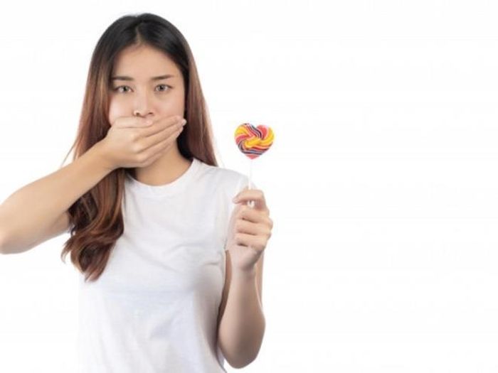 No quá nhanh: Dấu hiệu của ung thư dạ dày giai đoạn cuối đó là cảm giác no quá nhanh khi ăn. Tình trạng này xảy ra khi các cơ của dạ dày không hoạt động được hiệu quả, khiến thức ăn không thể đẩy xuống ruột, gây chướng bụng.