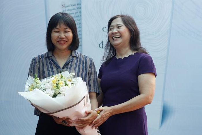  Nhà văn Nguyễn Ngọc Tư (trái) trong buổi ký tặng độc giả tại đường sách TP.HCM năm 2018. Ảnh: Phanbooks. 