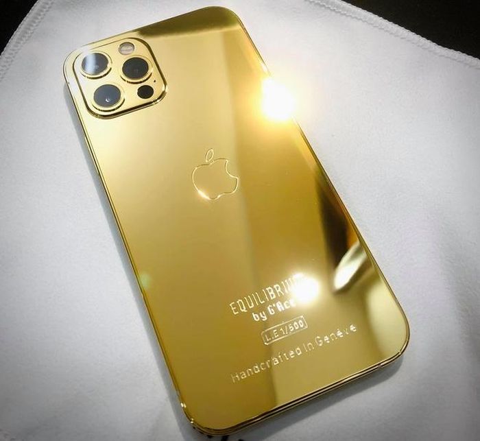 iPhone 12 Pro mạ vàng có giá hơn 100 triệu đồng. Ảnh: Golden Ace.