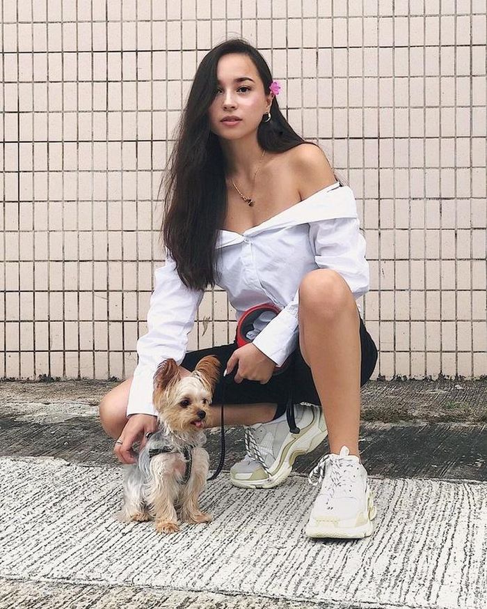 Nữ người mẫu là tín đồ của sneakers. Cô phối giày thể thao cổ thấp cùng áo trễ vai, áo crop top kèm quần shorts, chân váy ngắn mỗi khi dạo phố. Ảnh: @jlouofficial.