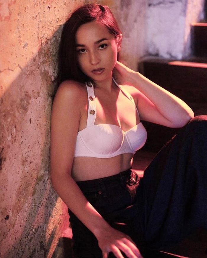J Lou (sinh năm 1996) là influencer kiêm người mẫu ảnh đến từ Hong Kong, Trung Quốc. Theo South China Morning Post, cô đặc biệt thích ăn cơm. Nữ người mẫu có thân hình thon gọn dù không kiêng khem nghiêm ngặt. Ảnh: @jlouofficial.
