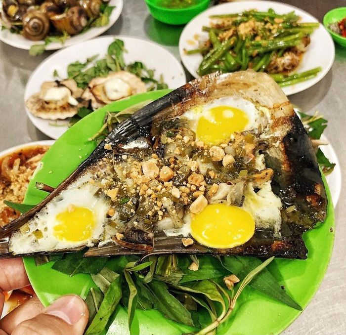 Sò mai nướng mỡ hành, ốc tỏi nướng muối ớt hay nghêu hấp Thái là những món nổi bật của tiệm. Bạn Nguyen Duc cho biết: "Các món được phục vụ nhanh, hương vị khá ổn. Món nghêu hấp Thái lạ miệng hơn so với nơi khác, song nước dùng hơi đắng do người chế biến cho nhiều tắc". Ảnh: Ansapsaigon. 