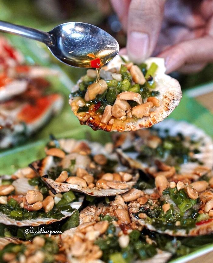 Tài khoản llickthespoon chia sẻ: "Ốc tươi, giòn sần sật và không dính cát. Nước sốt có vị mặn, ngọt, cay và thấm vào thịt ốc đậm đà. Bạn nên thử ốc búa nướng muối ớt, ốc lác xào sả ớt và càng cúm rang muối". Ảnh: Llickthespoon. 
