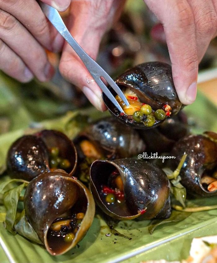 Bạn Yen Thang nhận xét: "Không gian thoáng mát, tuy nhiên cách thiết kế không quá bắt mắt. Món ăn hơi cay. Nhân viên phục vụ tận tình. Điều mình thích nhất ở đây là không khí yên tĩnh hơn so với các quán khác". Ảnh: Llickthespoon. 