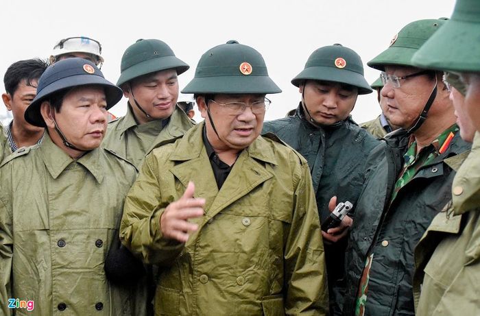Phó thủ tướng kiểm tra công tác phòng, chống lụt bão ở miền Trung. Ảnh: Minh Hoàng.