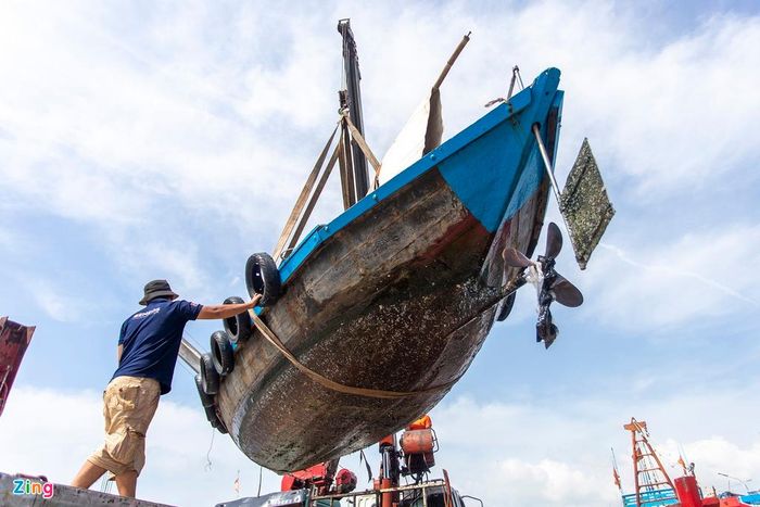Ngư dân Đà Nẵng cẩu tàu thuyền lên bờ trú ẩn. Ảnh: Phạm Phùng.
