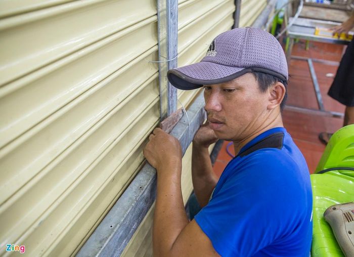 Dân Đà Nẵng gia cố nhà cửa trước khi bão đổ bộ. Ảnh: Đoàn Nguyên.