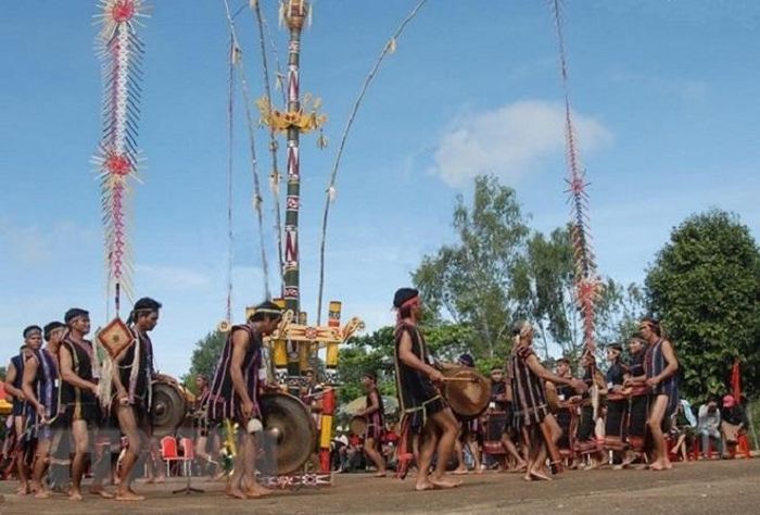 Dân tộc Jơ Rai sử dụng cồng chiêng. Ảnh: Sỹ Huynh/TTXVN