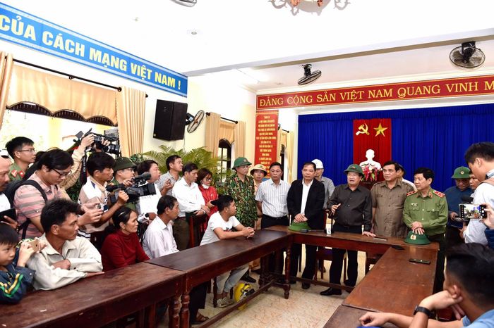 Phó Thủ tướng yêu cầu chính quyền địa phương phối hợp các lực lượng giúp người dân bảo vệ tài sản, chằng chống nhà cửa..., tổ chức sơ tán, đặc biệt các hộ người cao tuổi, neo đơn, đau ốm... Ảnh: VGP/Nhật Bắc 
