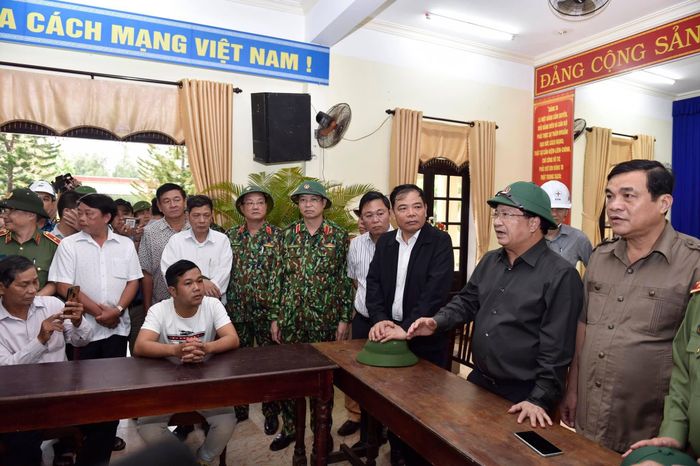 Phó Thủ tướng Trịnh Đình Dũng gặp gỡ, động viên người dân yên tâm đi sơ tán để đảm bảo an toàn tính mạng. Ảnh: VGP/Nhật Bắc 