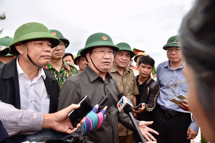  Phó Thủ tướng yêu cầu các địa phương phải có phương án bảo vệ các cơ sở kinh tế ven biển, nhà cửa, tài sản của người dân. Ảnh: VGP/Nhật Bắc 