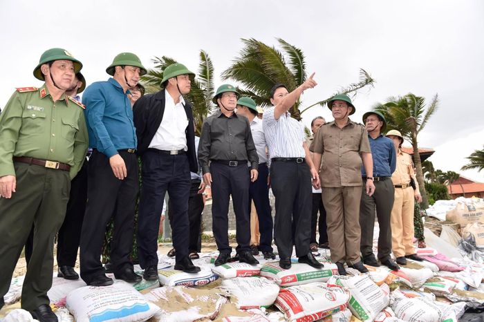 Phó Thủ tướng Trịnh Đình Dũng kiểm tra tình hình sạt lở, công tác chuẩn bị sơ tán nhân dân tại khu vực Cửa Đại, TP. Hội An, tỉnh Quảng Nam. Ảnh: Đoàn Bắc 