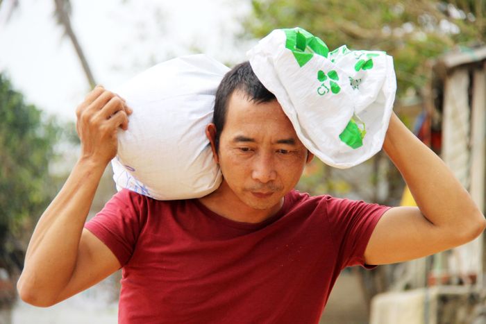 Nỗ lực huy động bao cát chèn chống nhà cửa, bảo vệ tài sản trước khi dời đi trú bão