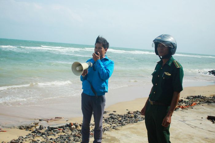 Kêu gọi người dân vùng ven biển chèn chống nhà cửa, khẩn trương di dời dân. Ảnh: NGUYỄN TRANG