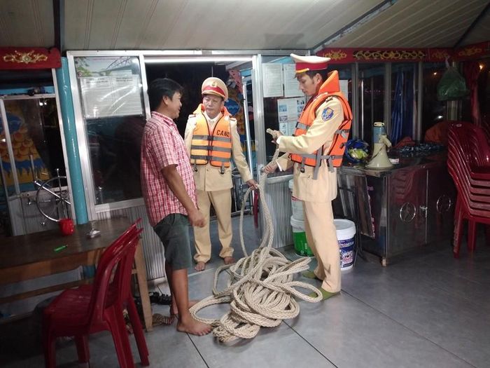 Cảnh sát giao thông hướng dẫn các chủ tàu thuyền trồng neo đậu tránh bão số 9 tại những địa điểm khuất gió trên sông Hương