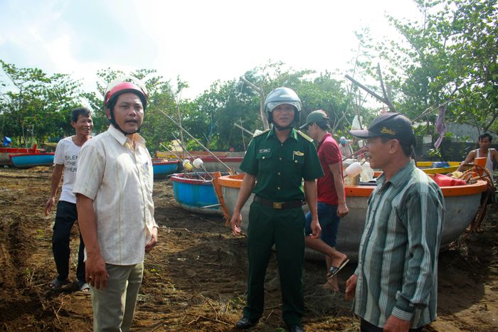 UBND xã Bình Hải, Bộ đội Biên phòng Bình Hải nhắc nhở ngư dân đảm bảo an toàn thuyền thúng. Ảnh: NGUYỄN TRANG
