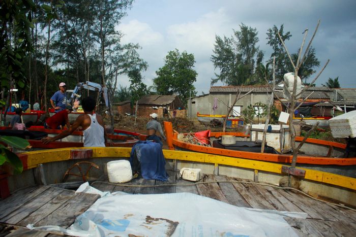 Người dân neo đậu tàu thuyền để tránh bão số 9. Ảnh: NGUYỄN TRANG
