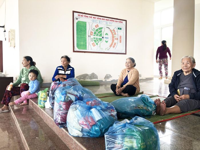 Người già trẻ nhỏ được ưu tiên đến nơi trú ẩn an toàn trước