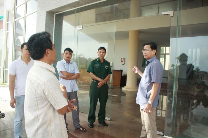 Ông Ngô Văn Dụng, Phó Chủ tịch UBND huyện Bình Sơn (bên phải) kiểm tra nơi trú ẩn dành cho người dân ven biển xã Bình Hải. Ảnh: NGUYỄN TRANG