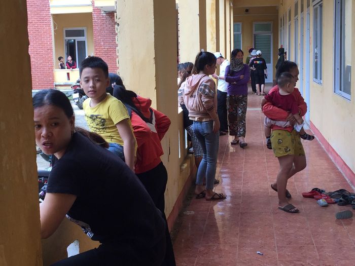 Người dân di dời vào nơi tránh trú tại ký túc xá trường dạy nghề Dung Quất. Ảnh: NGUYỄN TRANG