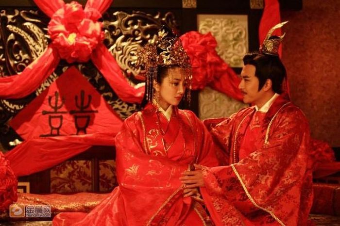 Những phi tần được vua sủng ái thường được ban thưởng khác như vàng bạc châu báu, tơ lụa...