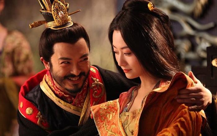 Nhiều phi tần thông qua việc hối lộ thái giám giành được sự ân sủng lớn của nhà vua. Lúc ấy, họ được ban thưởng nhiều thứ quý giá hơn.
