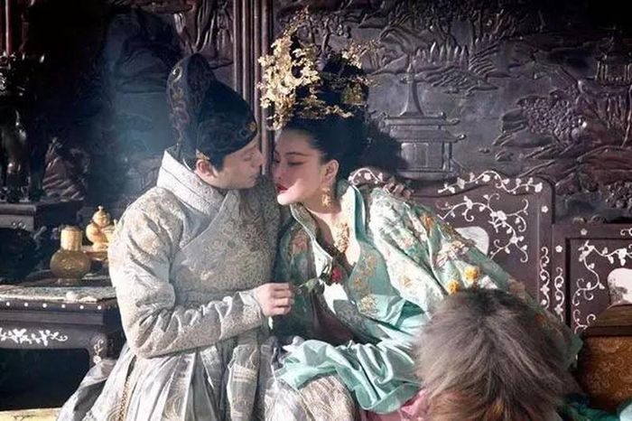 Họ chi tiền vào những thứ này để bản thân luôn xuất hiện xinh đẹp, lộng lẫy và mới lạ trước nhà vua. Khi ấy, họ sẽ được hoàng đế sủng ái hơn.