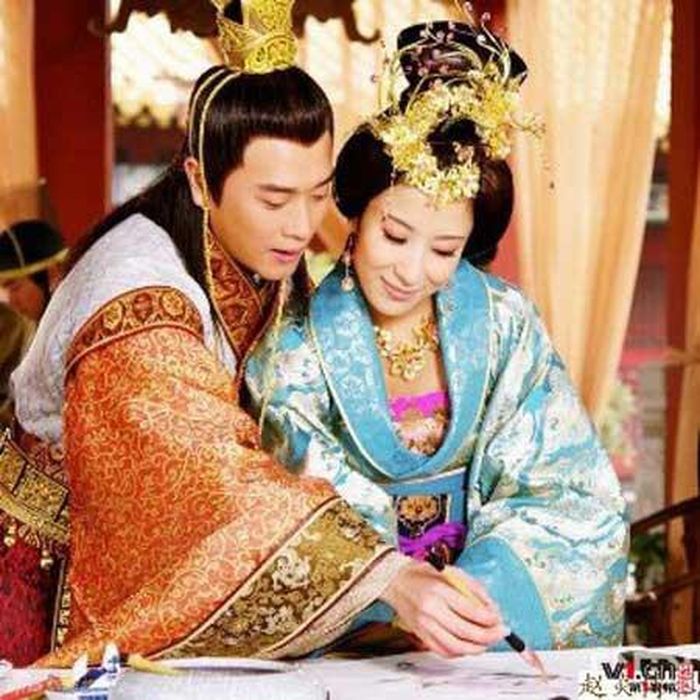 Họ cho thái giám tiền bạc, châu báu để người này tiết lộ một số thông tin quan trọng về cuộc sống hàng ngày của nhà vua. Từ đây, các phi tần sẽ biết cách lấy lòng nhà vua khiến ông hoàng này vui vẻ.