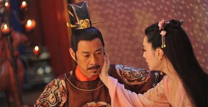 Ngoài ra, những phi tần có địa vị lớn trong hậu cung dùng bổng lộc được ban để mua chuộc, lôi kéo một số đại thần ủng hộ, bảo vệ họ trong những trường hợp cần thiết như lúc bàn luận đưa ai lên làm hoàng hậu.