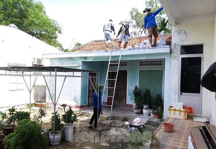 Tại phường Hòa Hải (quận Ngũ Hành Sơn), tổ phản ứng nhanh cũng được Đoàn phường thành lập để hỗ trợ người dân gia cố nhà cửa trước khi bão đổ bộ.