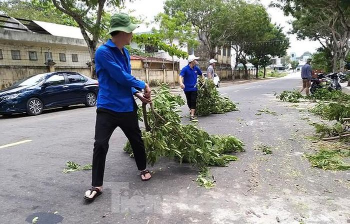 Cùng với đó, lực lượng đoàn viên thanh niên cũng hỗ trợ người dân cắt cây, tỉa cành ở các tuyến đường nhiều cây xanh hoặc có các cây xanh có nguy cơ gãy, đổ...; hỗ trợ người dân dọn dẹp.
